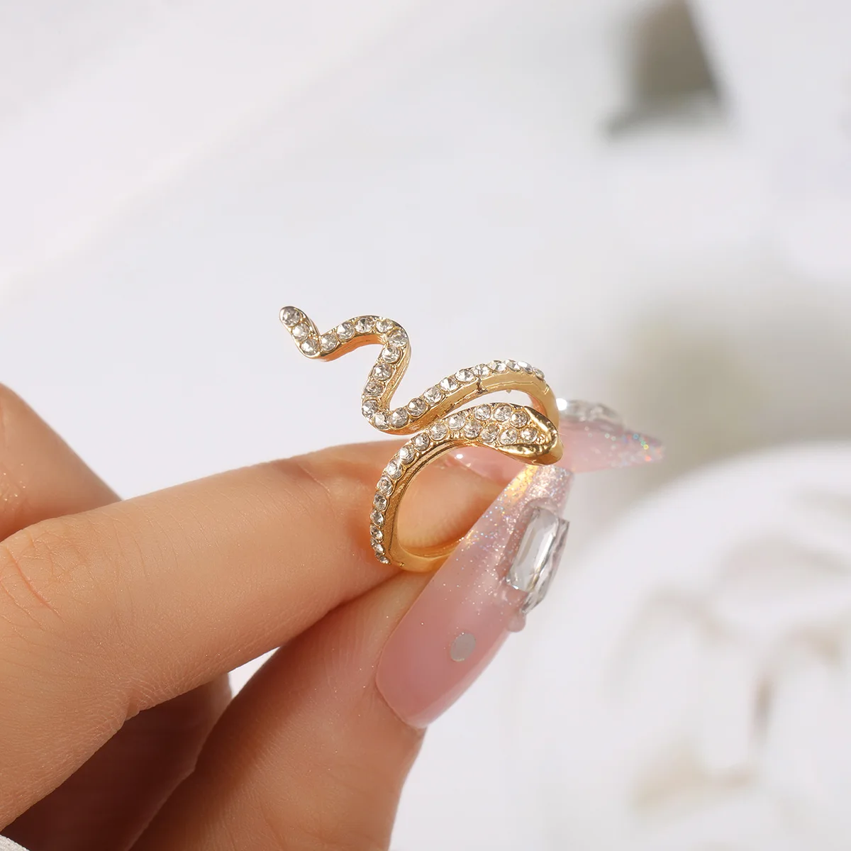 

Hot Selling Micro Inlaid Zircon Winding Simulated Snakes Ring Female Niche Design Fashion Personalized Index Finger Ring