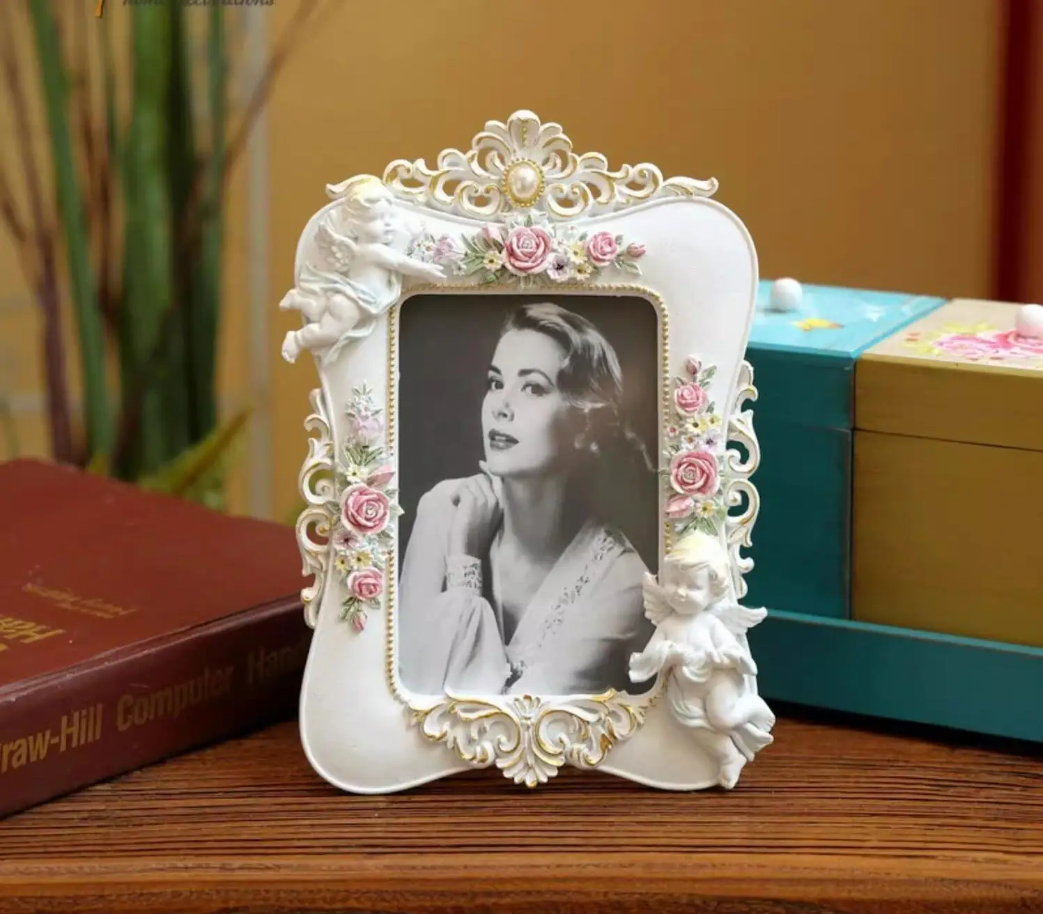 

Фоторамка из смолы с Angel Beauty Rose MF817