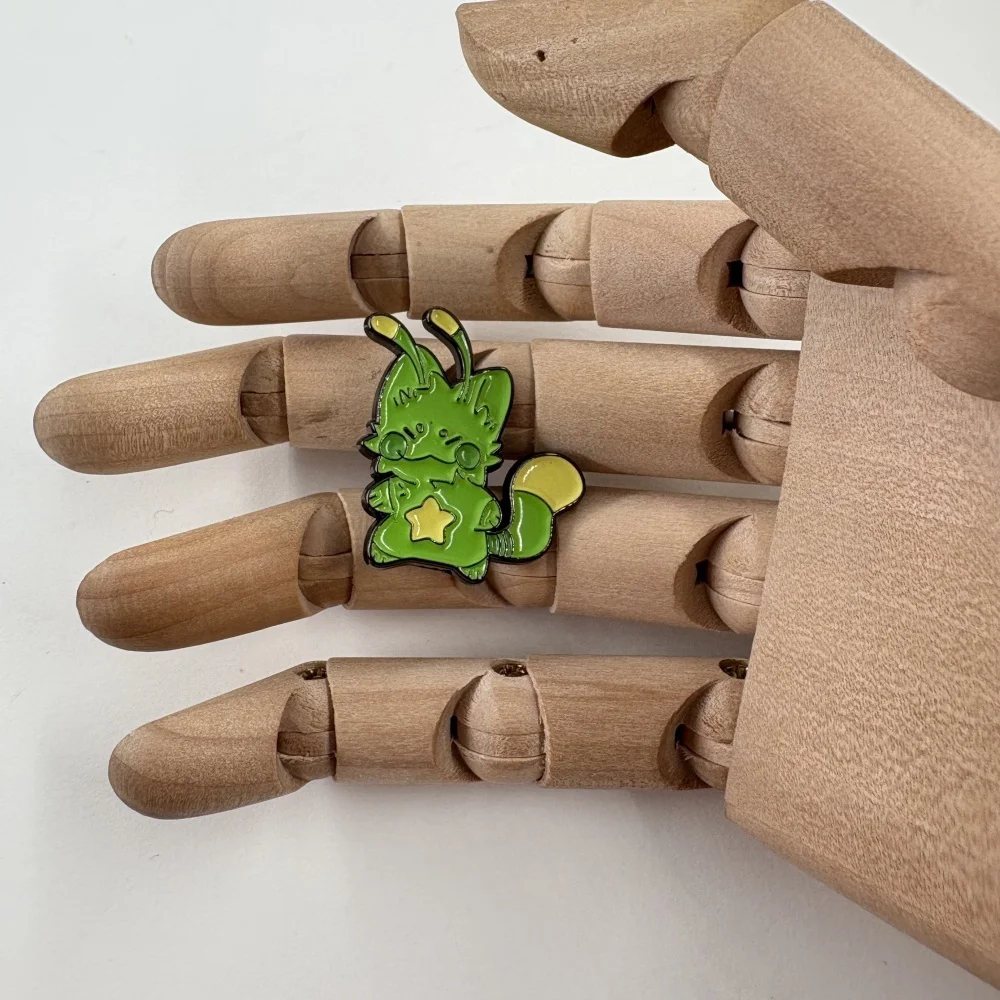 Металлическая брошь Silly Gnarpy