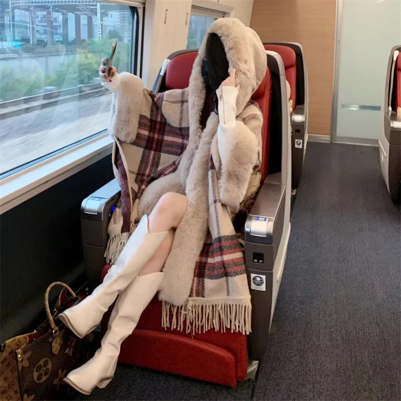 Женская накидка с кисточками