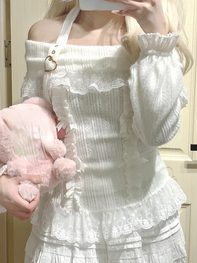 Женский свитер с открытыми плечами в стиле Лолиты