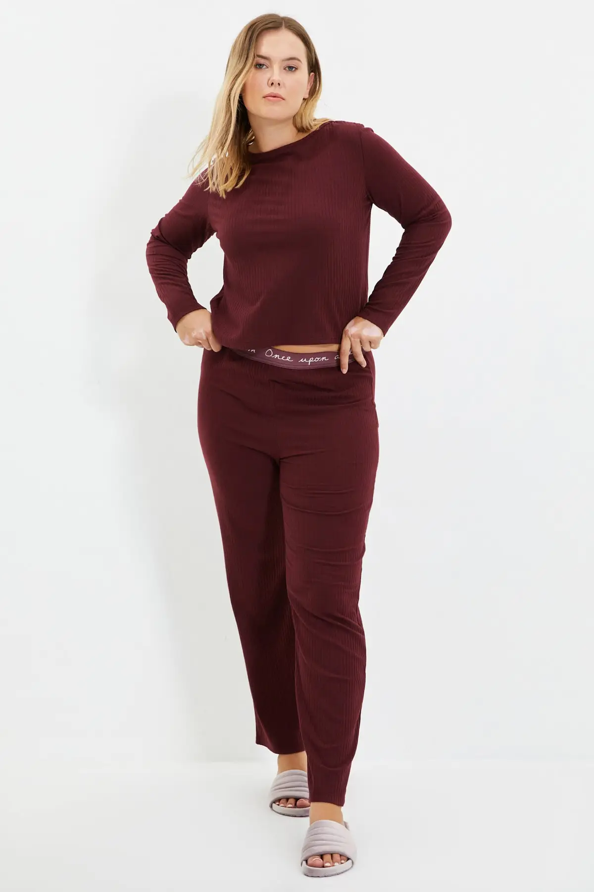 

Бордовый резиновый комплект с длинными рукавами в полоску