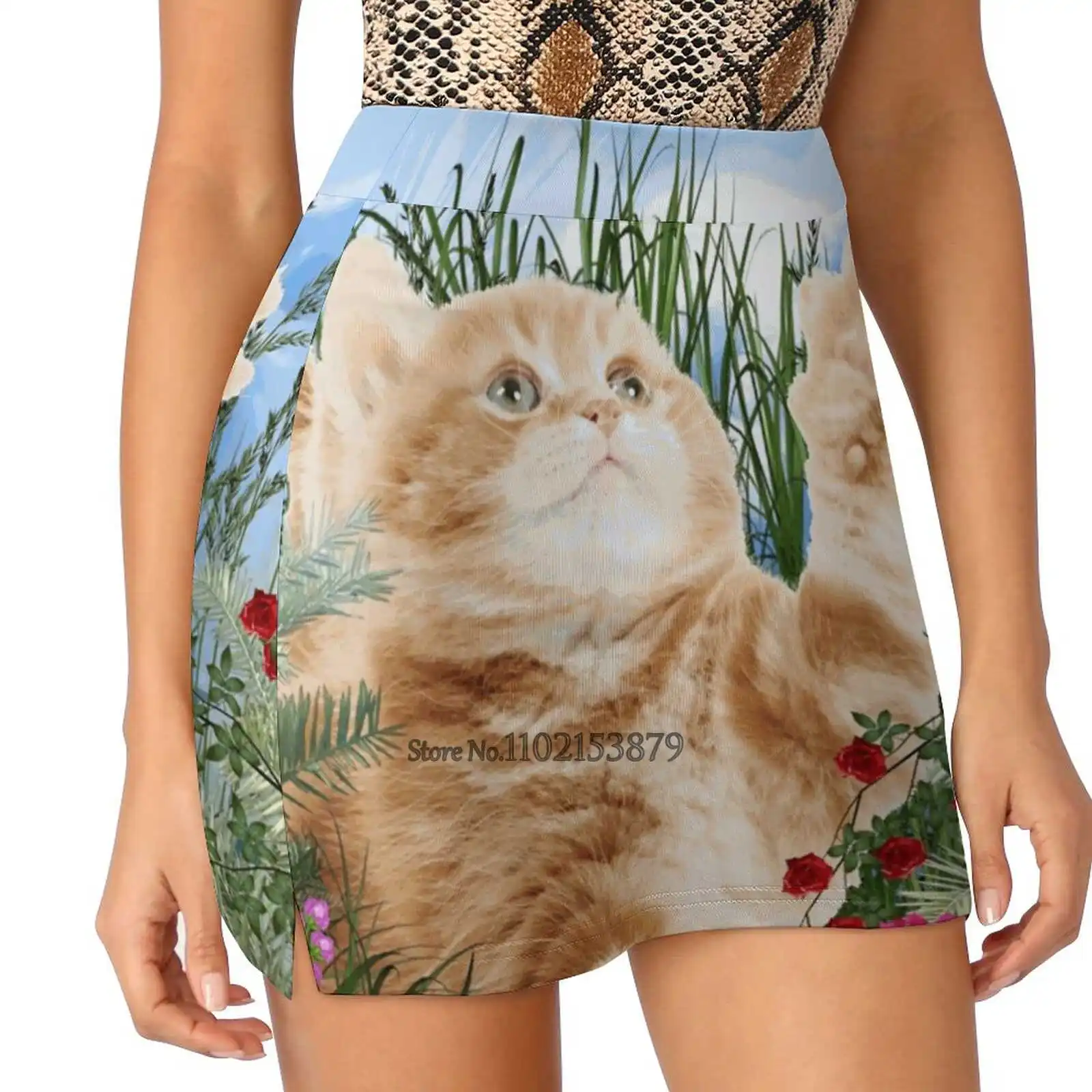 Рыжий котенок играет с женской модной спортивной юбкой карманами Теннисные юбки
