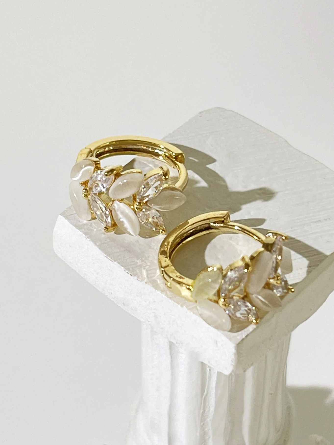 Серьги-кольца женские с фианитами и кошачий глаз