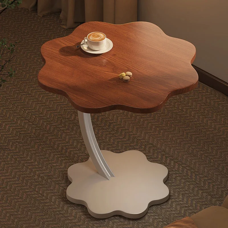 Деревянный металлический приставной столик с высокими книгами фотоальбом