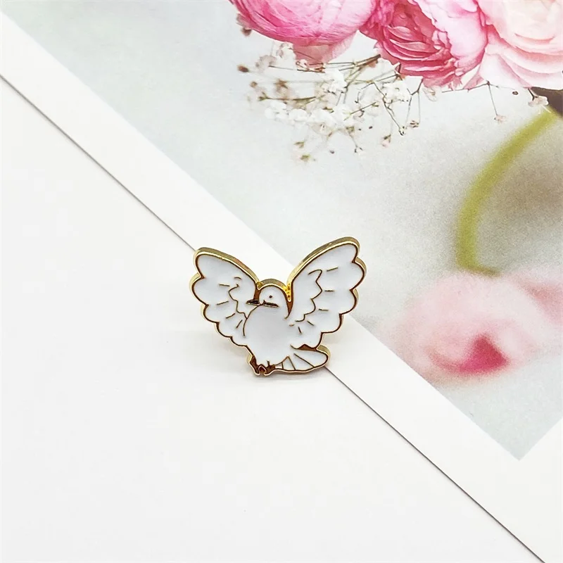 Простая маленькая и милая эмалированная брошь с изображением голубей из