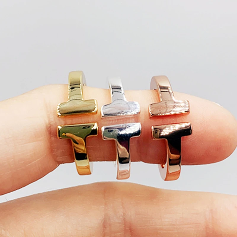 

Женское кольцо из серебра пробы с позолотой 14 к