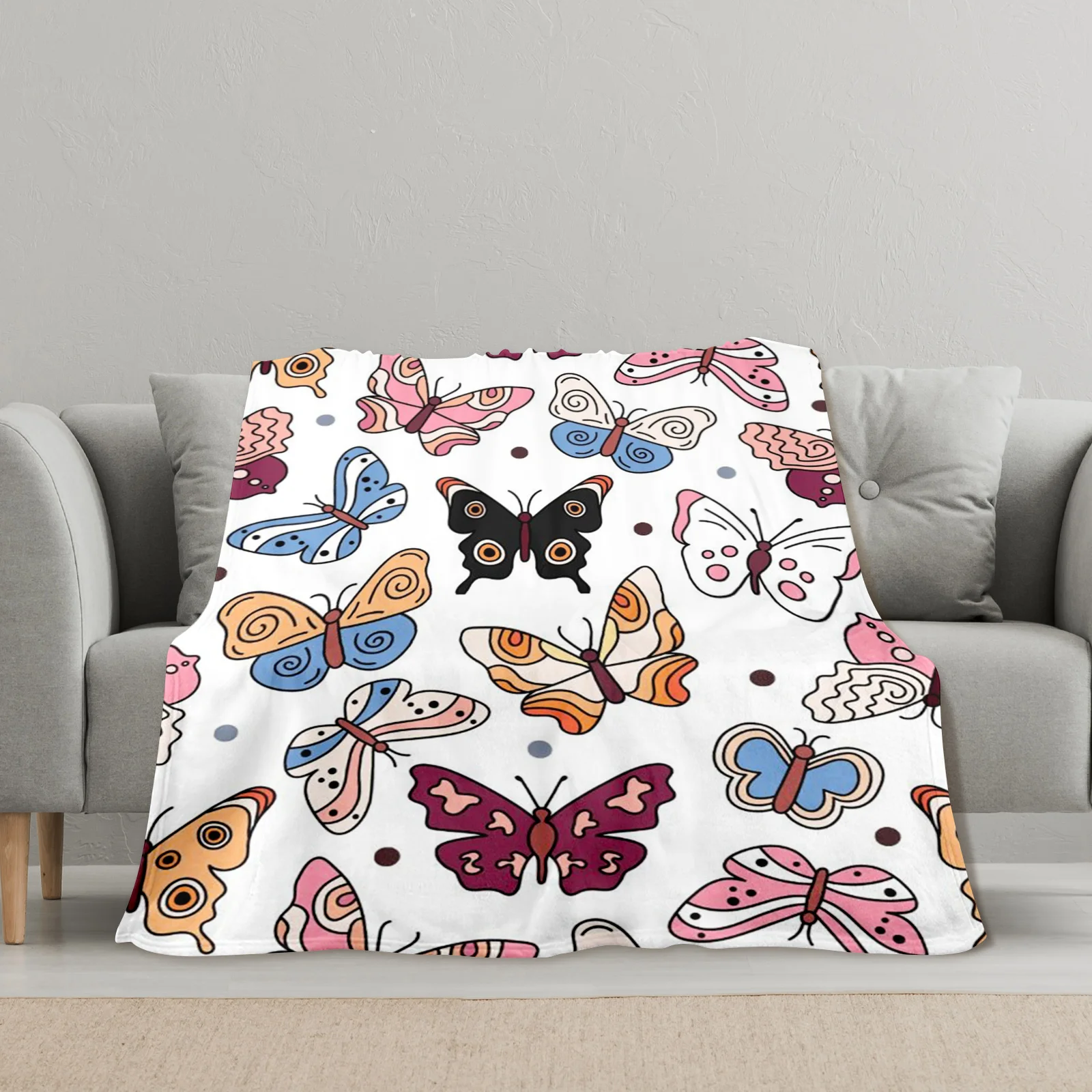 Стильное художественное одеяло с линией бабочки и черным дизайном на белом фоне