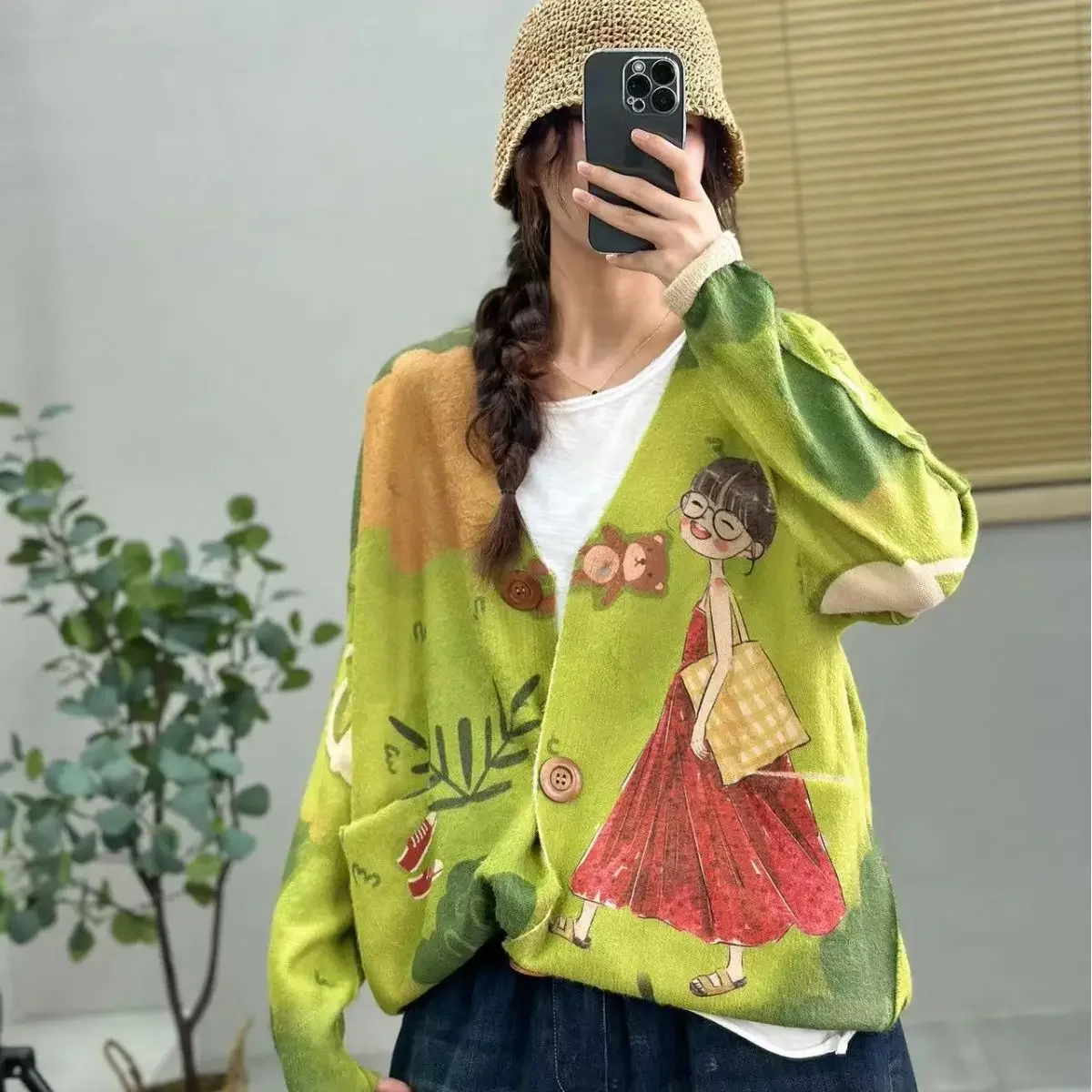 Женский трикотажный кардиган с V-образным вырезом