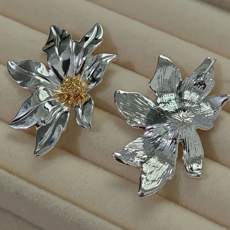 Металлические серьги в виде цветка