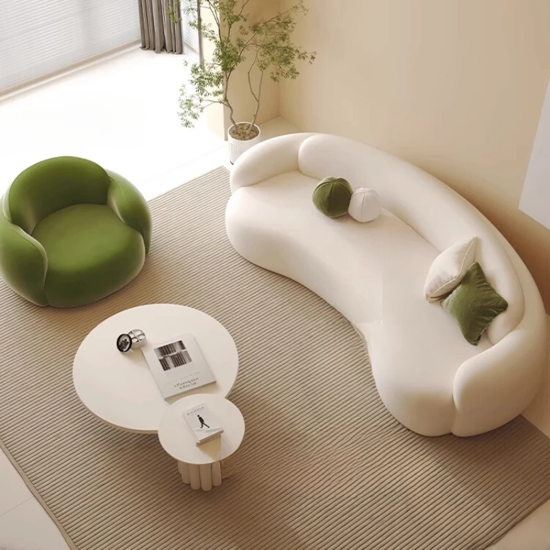 

Кремовый стильный тканевый диван кофейный столик комбинированный минималистичный салон красоты зона отдыха приемник несимметричный изогнутый диван стул