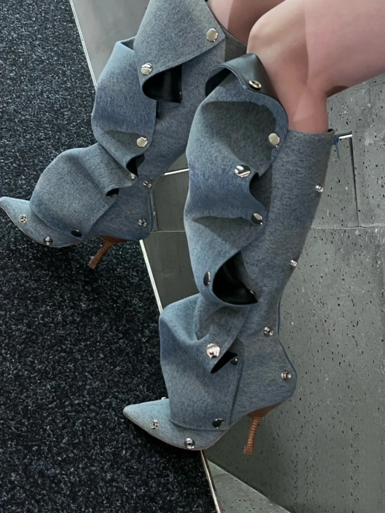 Джинсовые сапоги до колена с острым носком и пряжкой уникальные морщинистые