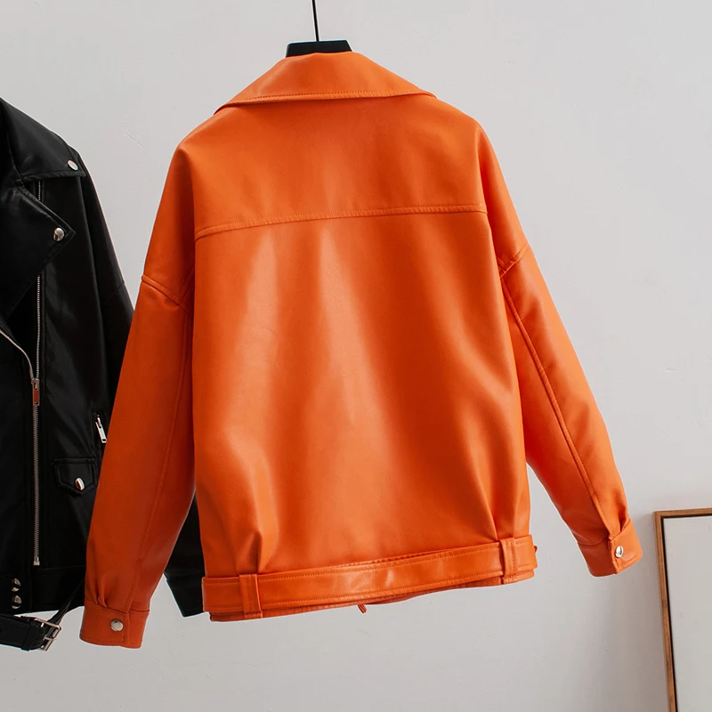 Женская куртка из искусственной кожи с поясом