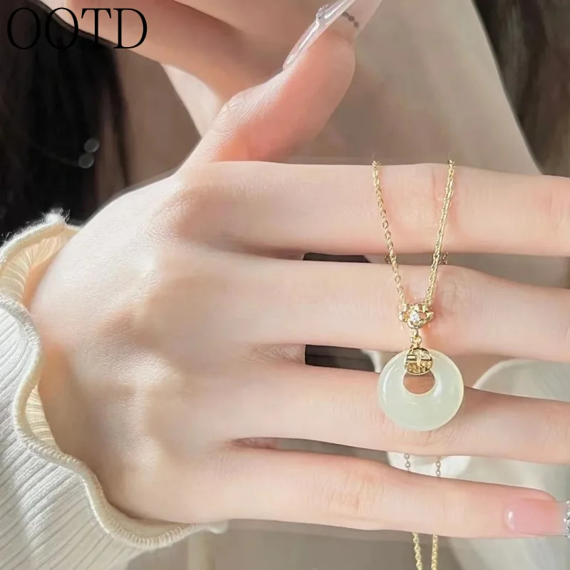 

2023 New Fortune Peace Buckle Necklace Female Light Luxury Autumn Niche Imitation Hetian Jade Pendant Temperament Clavicle Chain