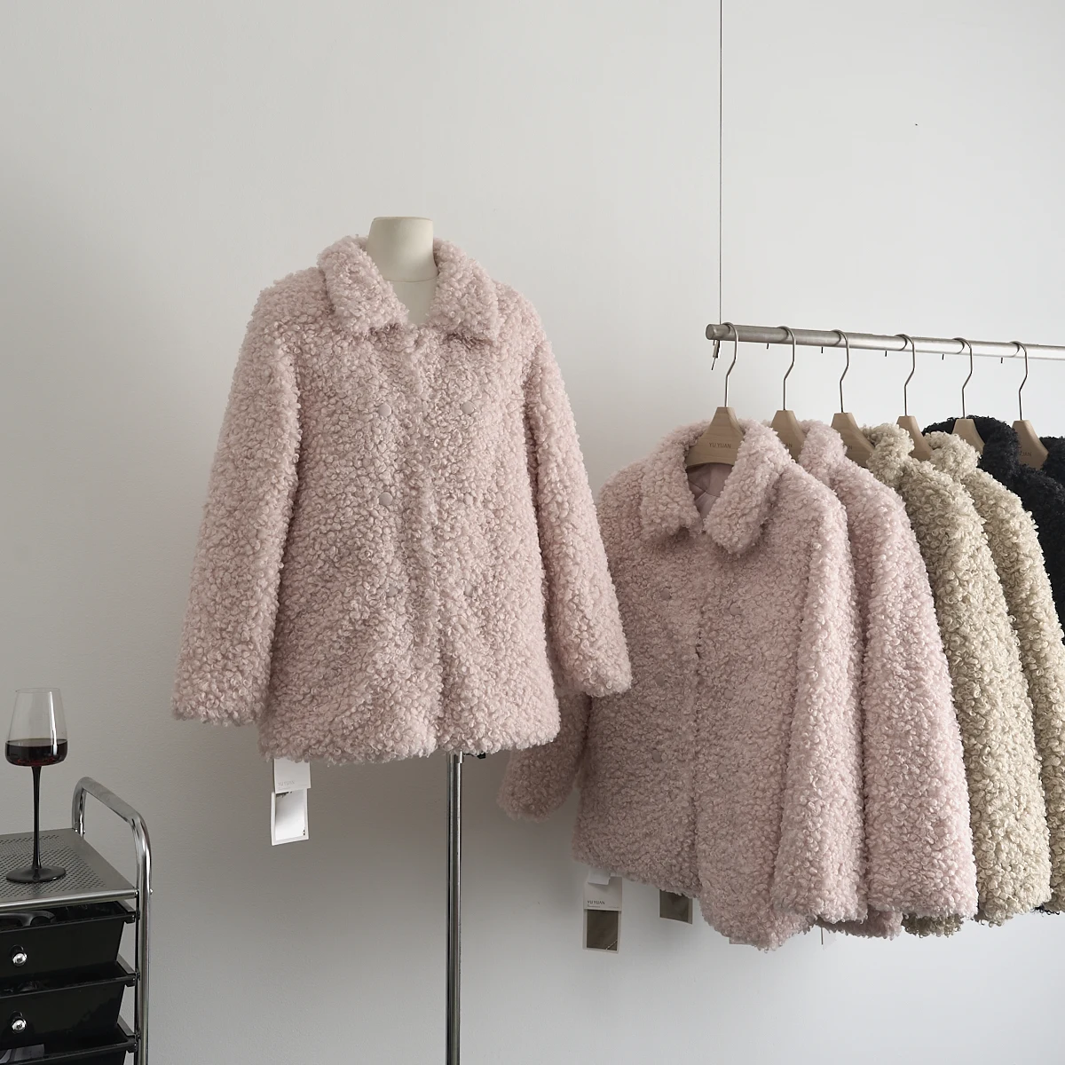 Розовое экологически чистое женское осенне-зимнее меховое пальто из