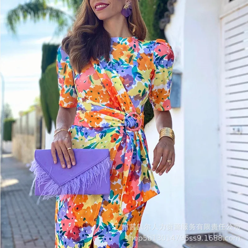 

Женское платье с коротким рукавом-фонариком, круглым вырезом и поясом