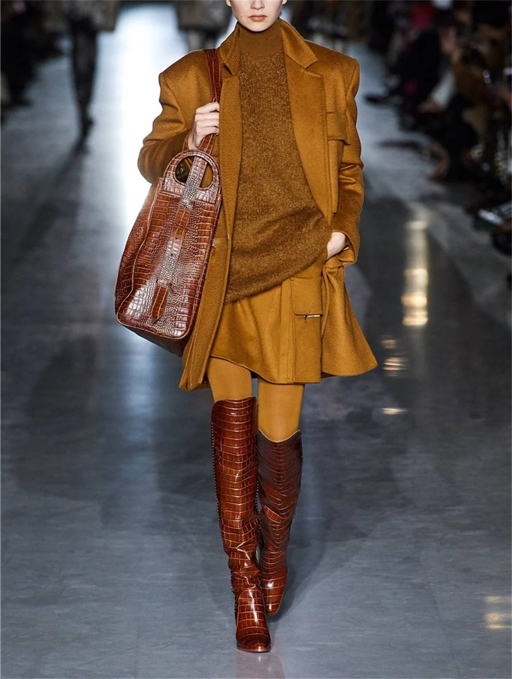 

Новинка Осень-зима 2023, модные женские сапоги выше колена на высоком блочном каблуке с острым носком