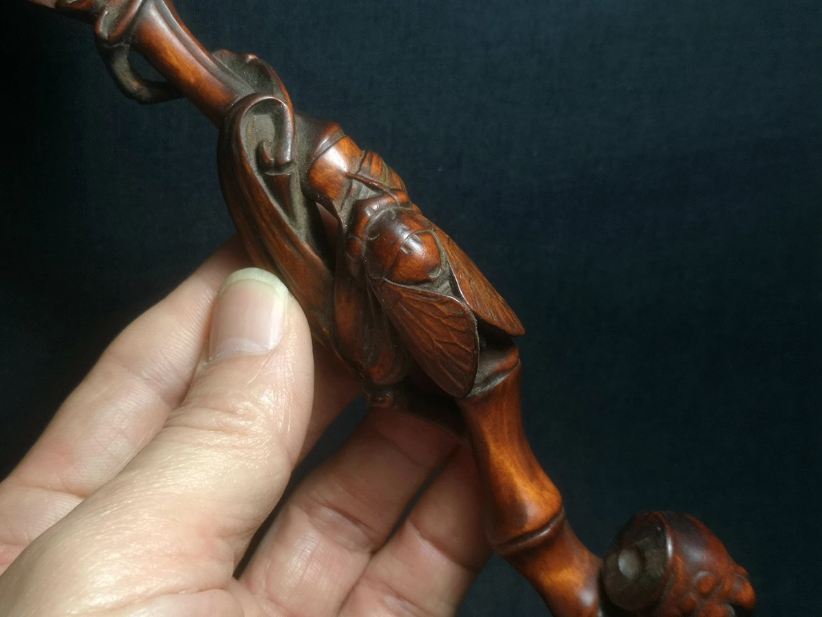 Антикварная статуя цикады из самшита