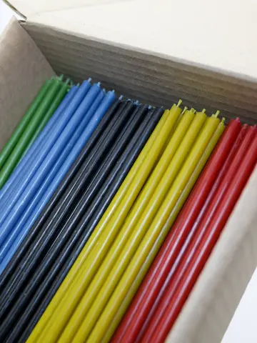 Восковые свечи, желтые, черные, зеленые, красные, голубые 1 кг, 150 шт. разноцветный набор - изображение