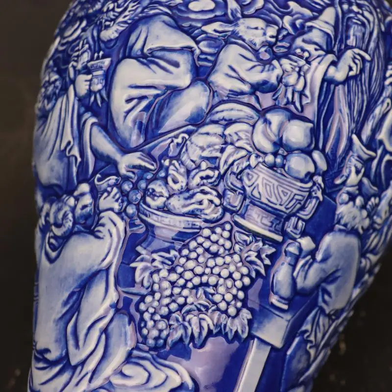 Китайская синяя глазурованная фарфоровая рельефная ваза Qing Qianlong со знаками