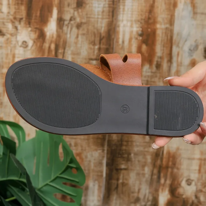 Женские шлепанцы с круглым носком на низком каблуке