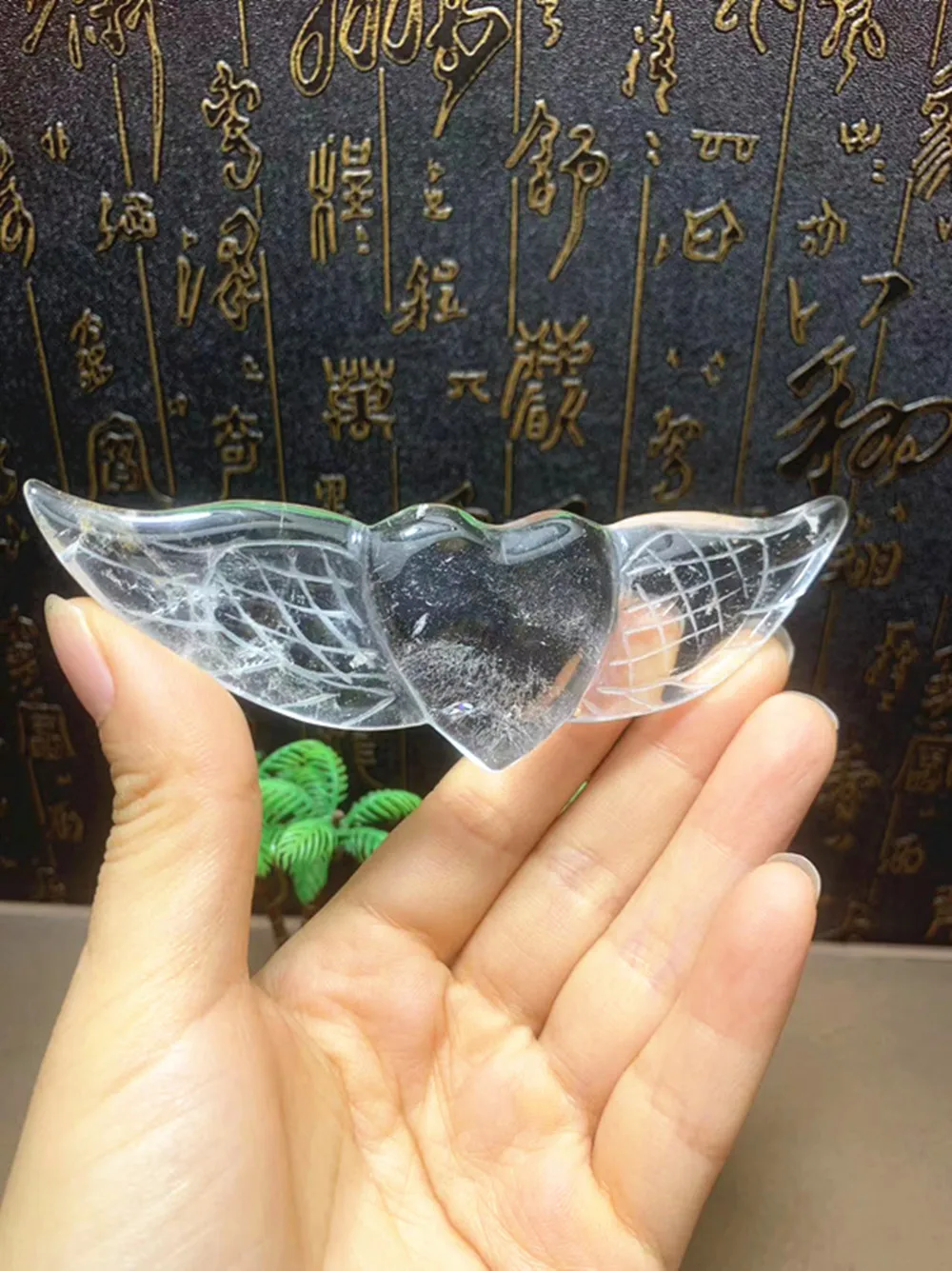 Резьба по прозрачному кварцевому хрусталю с натуральной энергией Ангел любви