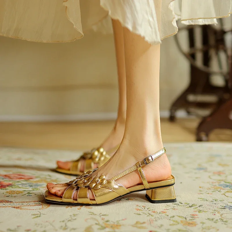 Женские летние сандалии из спилка на низком каблуке с аппликацией и ремешком