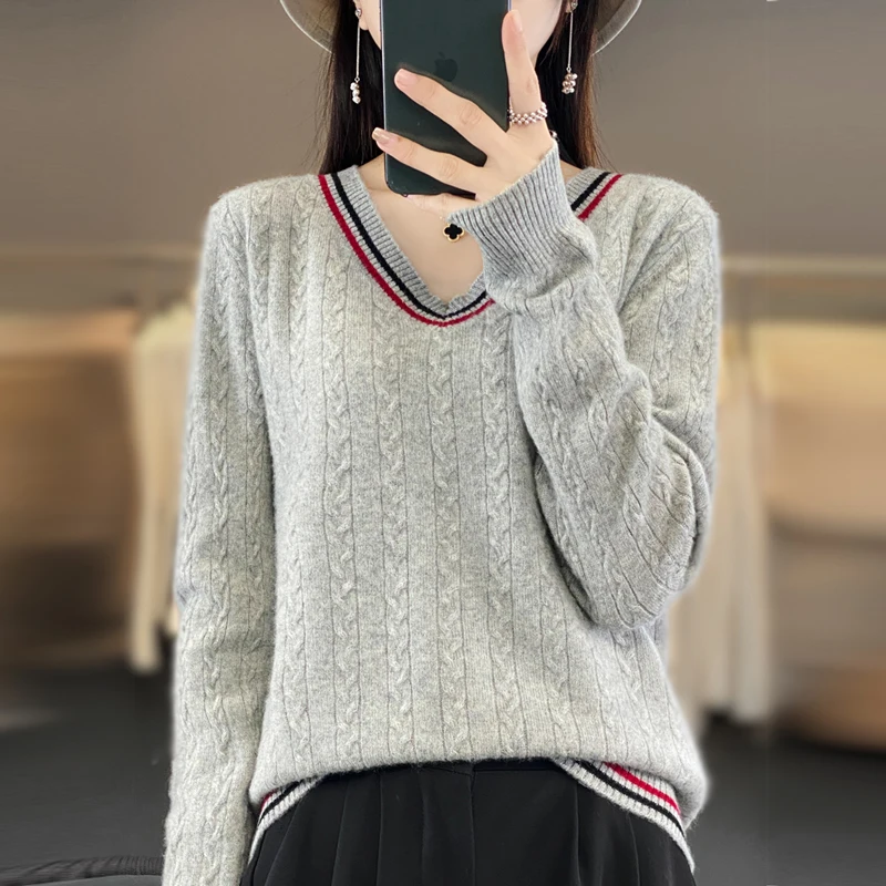 Свитер женский трикотажный с V-образным вырезом на осень/зиму