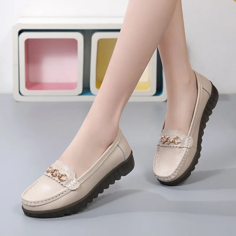 

Cross-border spring new cowhide middle-aged and elderly mother shoes flat peas shoes soft sole large size wedge heel nurse shoes