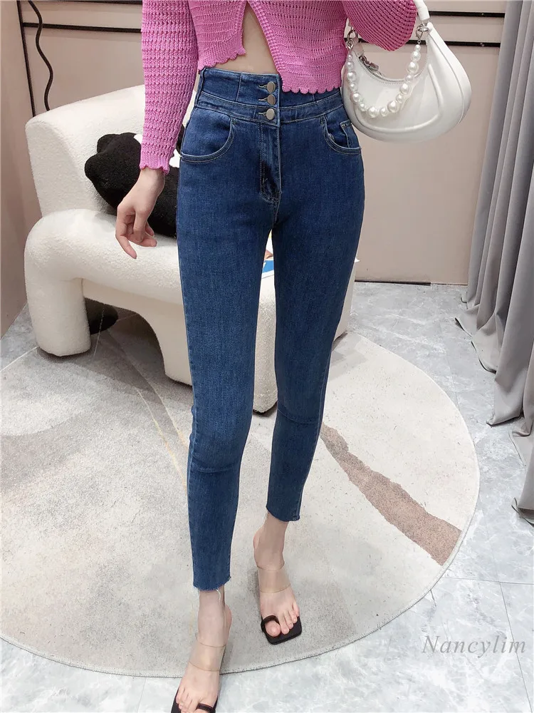 

Модные осенние джинсы для женщин 2022 стройнящие узкие брюки с тремя пуговицами и высокой талией Стрейчевые джинсовые брюки-карандаш