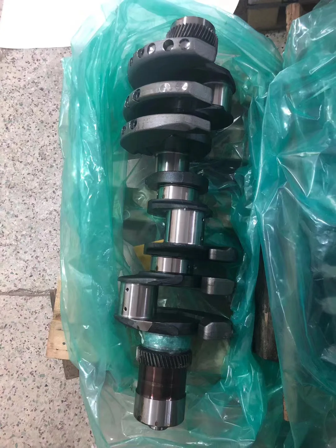 DEUTZ TCD2015 V08 Коленчатый вал 02937480 Продается