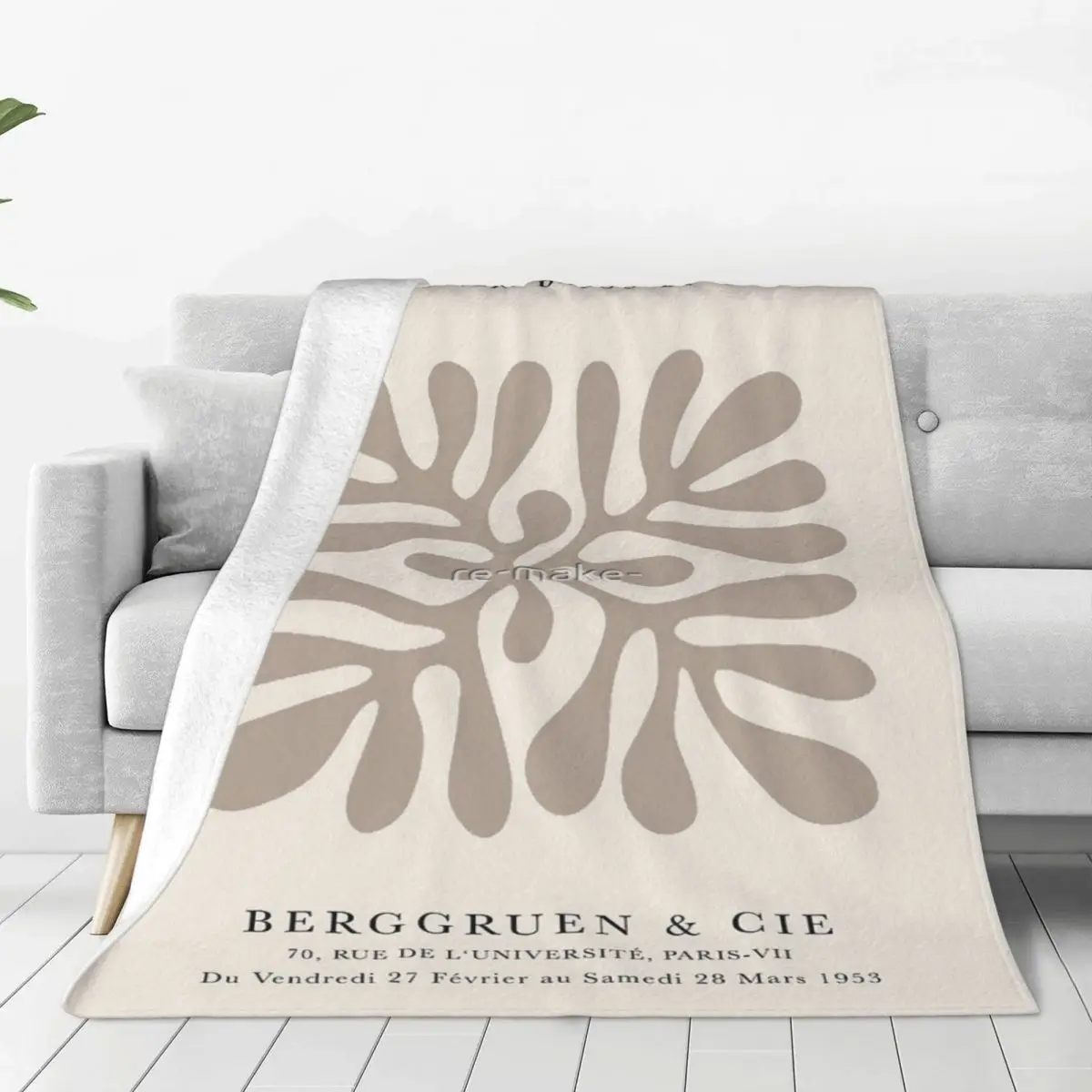 Бумажное покрывало с бежевыми цветами декоративное для кровати бежевого цвета