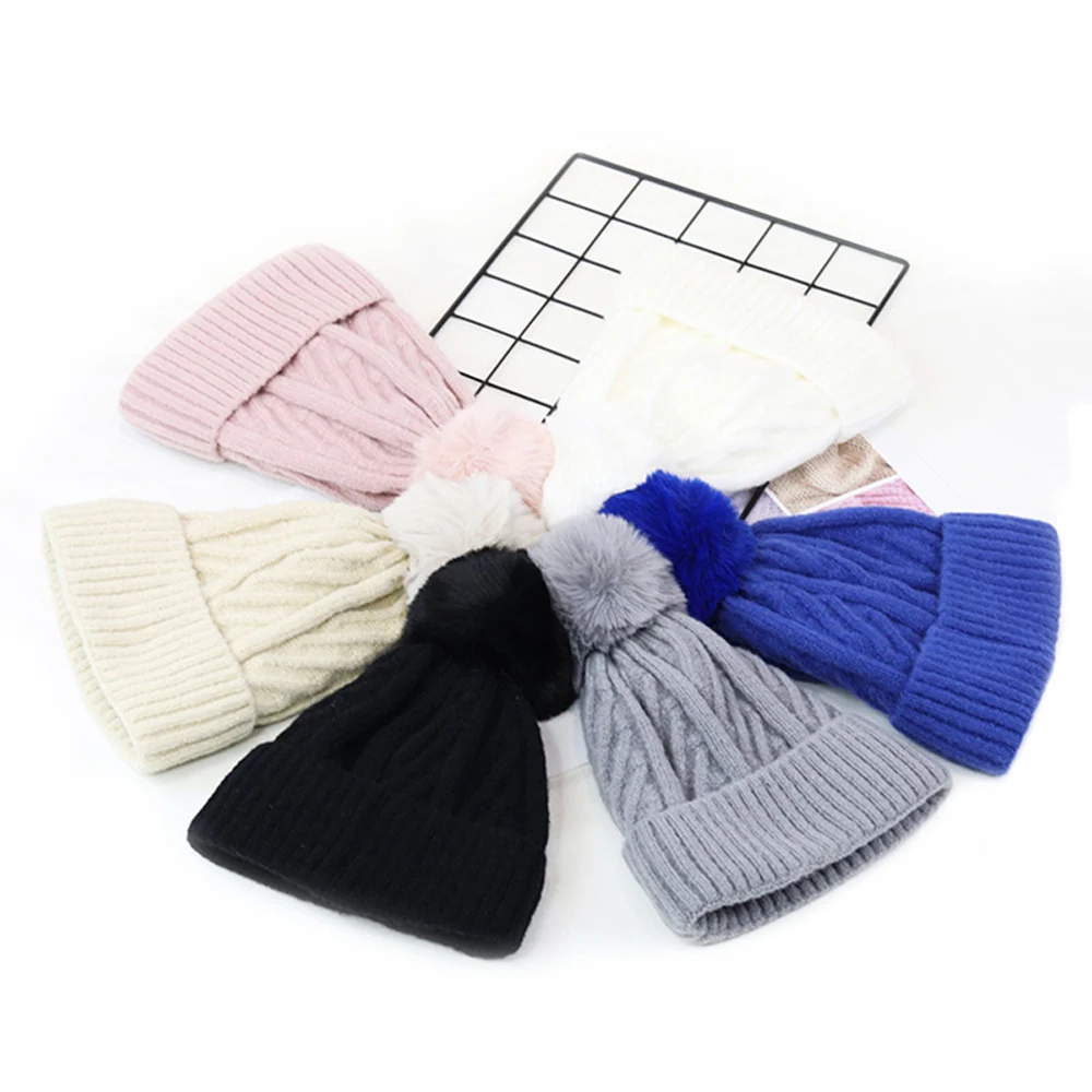 Шапка-бини для женщин на зиму с теплым подкладом из плотной вязки, мягким плюшевым помпоном, черного/белого цвета, однотонная, повседневного стиля, для активного отдыха на улице и учебы.