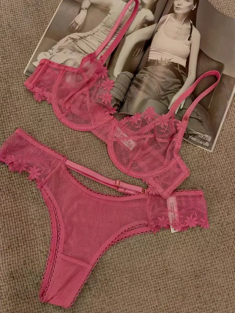 Сексуальное кружевное нижнее белье с вышивкой и большой грудью маленькое