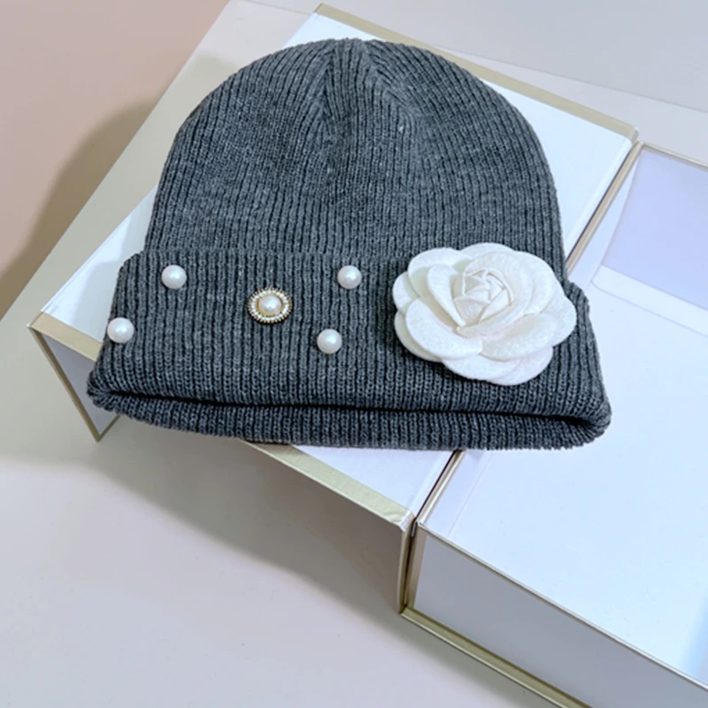 Женская зимняя трикотажная шапка с цветочным принтом