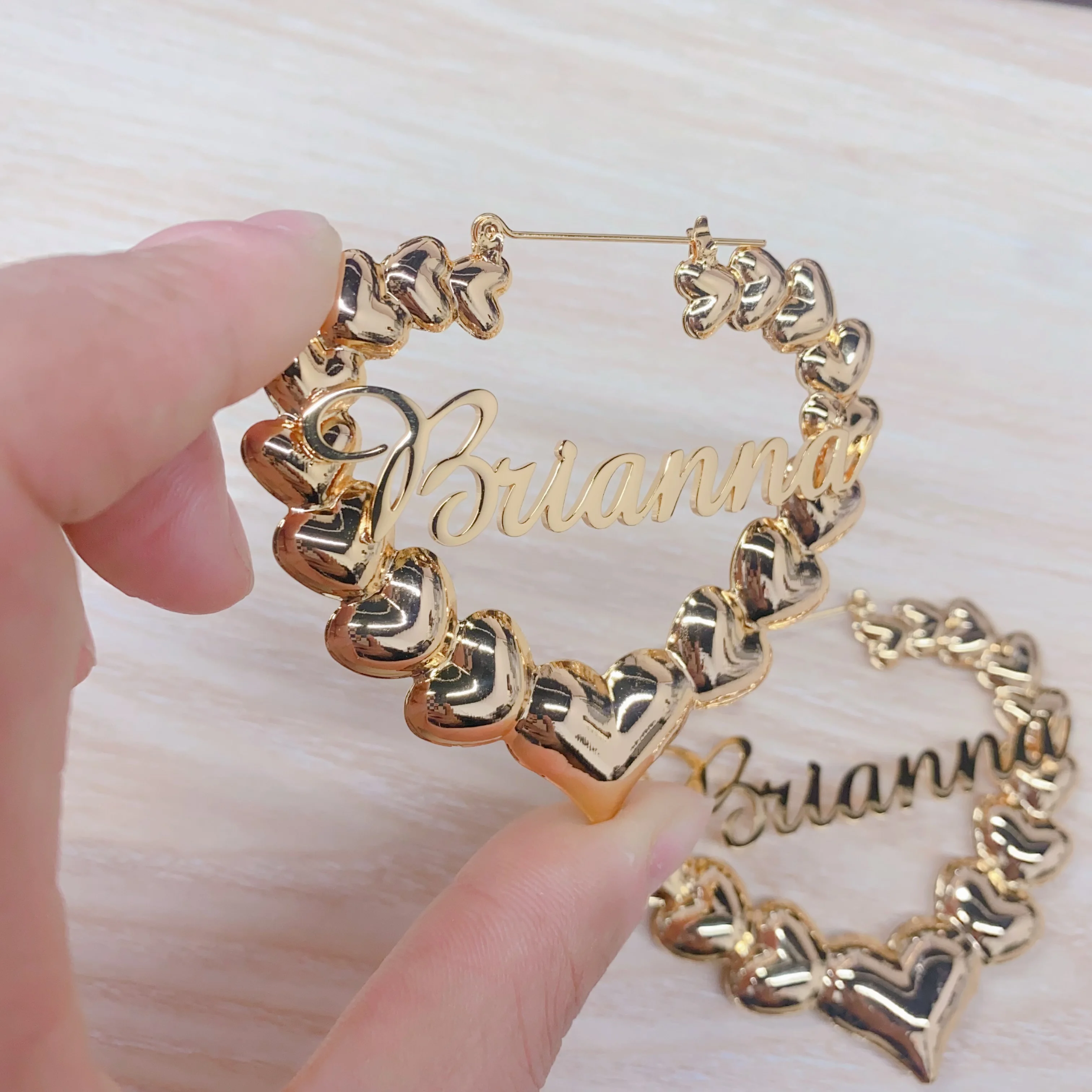 Фото Серьги-кольца Qitian с именем в форме сердца, персонализированные серьги-кольца из нержавеющей стали с именной табличкой в форме сердца для женщин и девочек, рождественский подарок №2