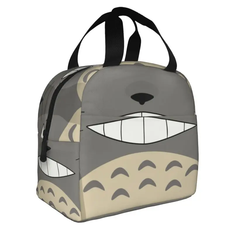 

Изолированная сумка для обеда с улыбающимся рисунком в стиле м/ф «Мой сосед Тоторо»
