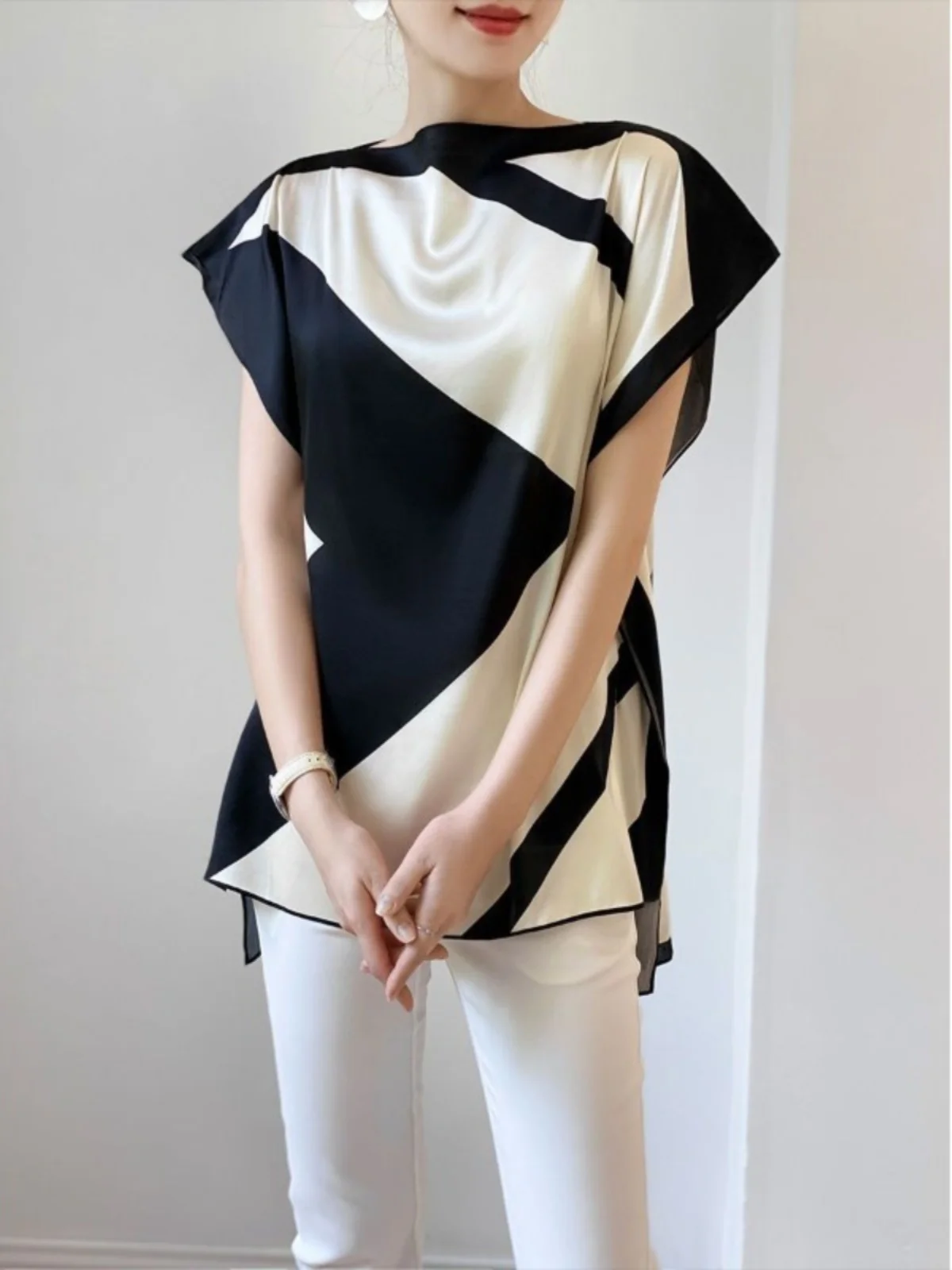 Женская рубашка с открытыми плечами черно-белая элегантная контрастных цветов