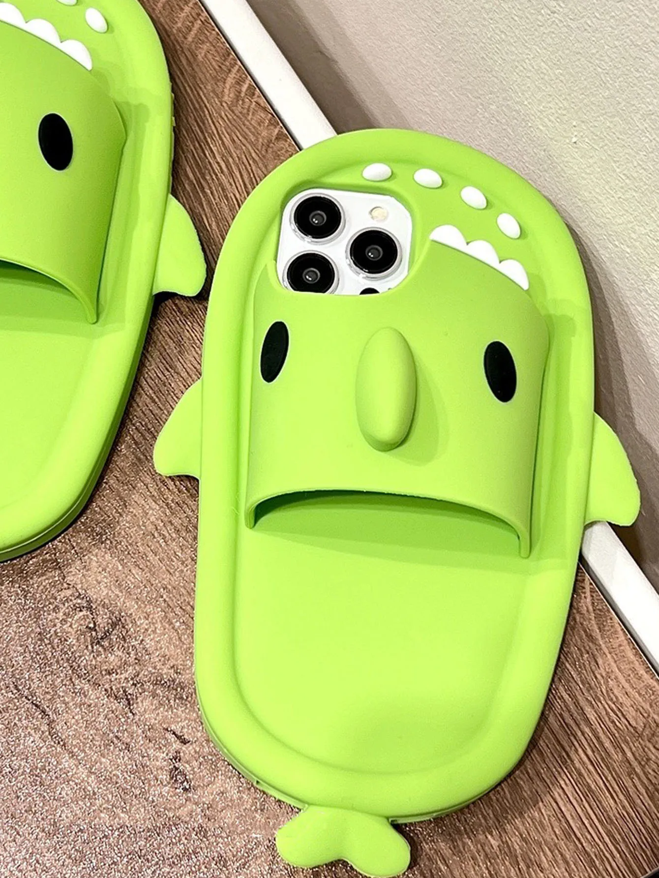 Силиконовый Чехол С 3D Зелеными Тапочками В Виде Акулы Для iPhone 14 Pro Max Совместимый 15