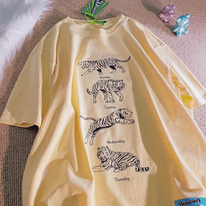 

Футболка женская хлопковая с коротким рукавом, круглым вырезом и принтом тигра