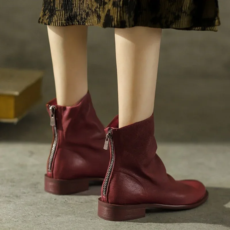 Красные короткие ботинки на низком квадратном каблуке в стиле ретро с круглым