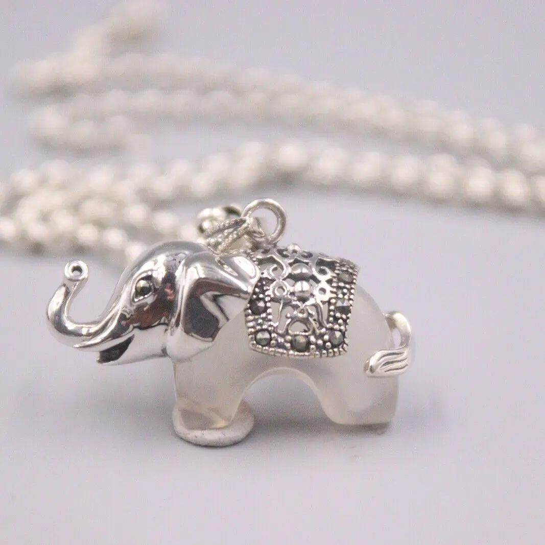 

Цепочка с подвеской в виде слона из халцедона и звеньев Rolo