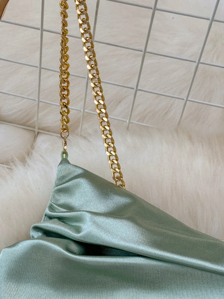 Женское атласное платье без рукавов с открытой спиной