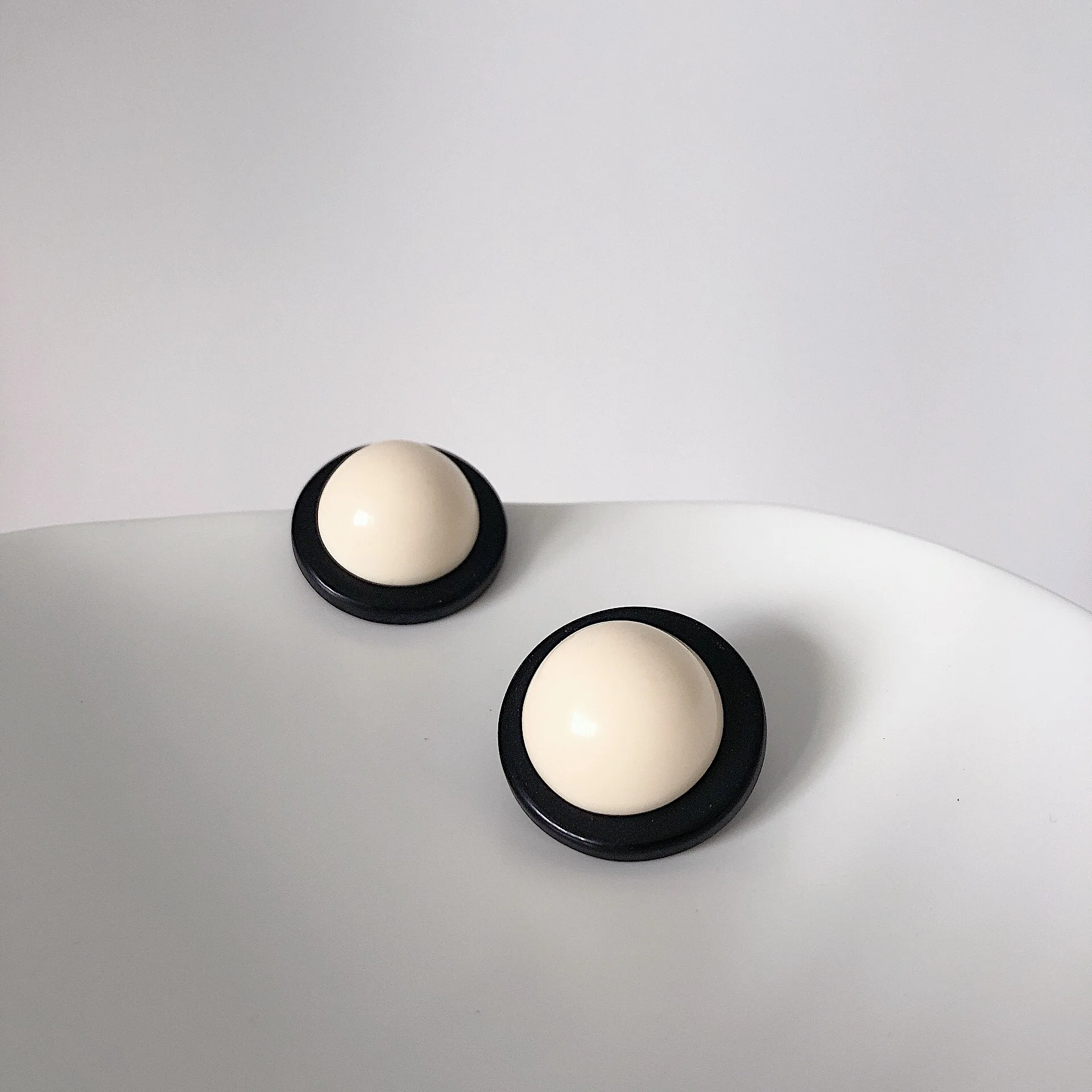 Duabi Простые французские серьги в стиле ретро черно-белые контрастного цвета