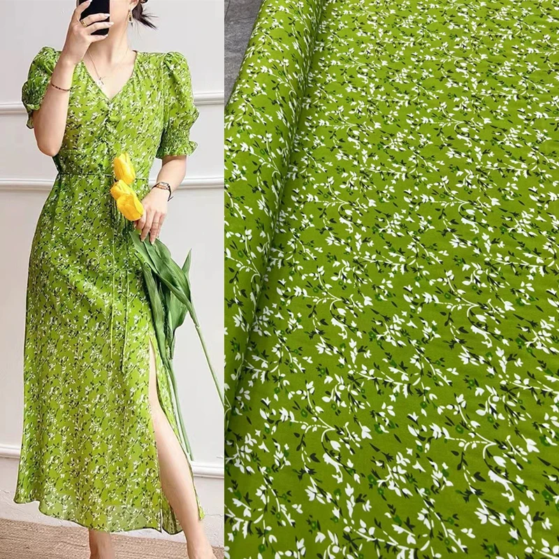 

Модная летняя новая зеленая маленькая Цветочная эластичная крепдешиновая шелковая ткань высокого качества под заказ ткань из шелка тутового шелкопряда дышащая