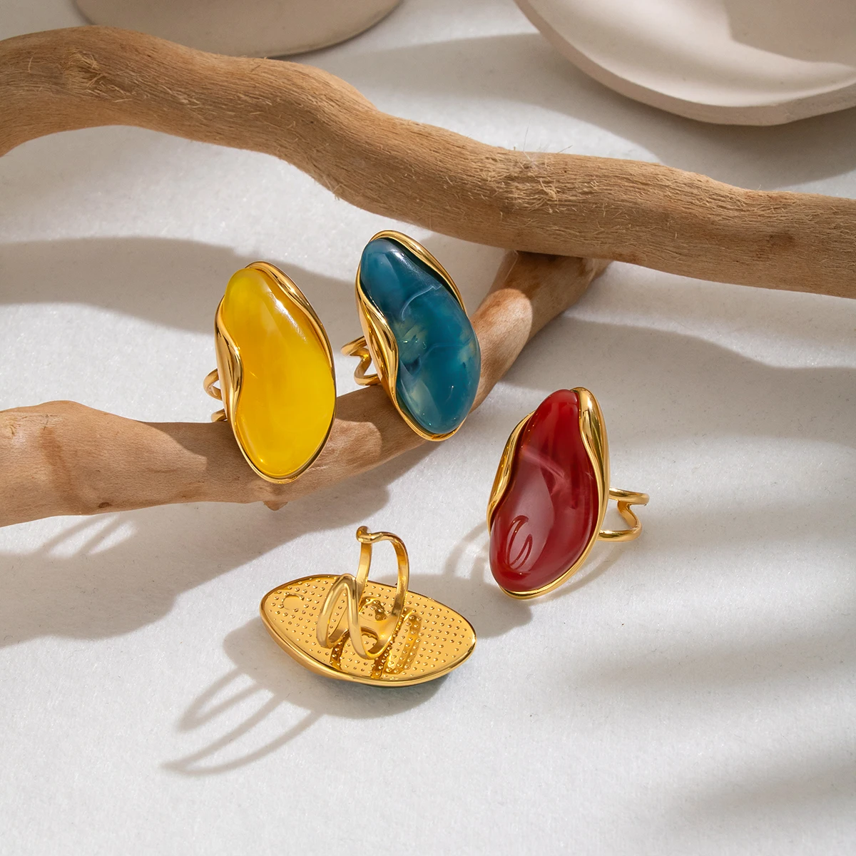 Фото Кольцо Miia Jewelry из нержавеющей стали с 18-каратным золотым покрытием, открытое, регулируемое, нестандартной формы, с цветной смолой, эффектное кольцо для женщин. №5