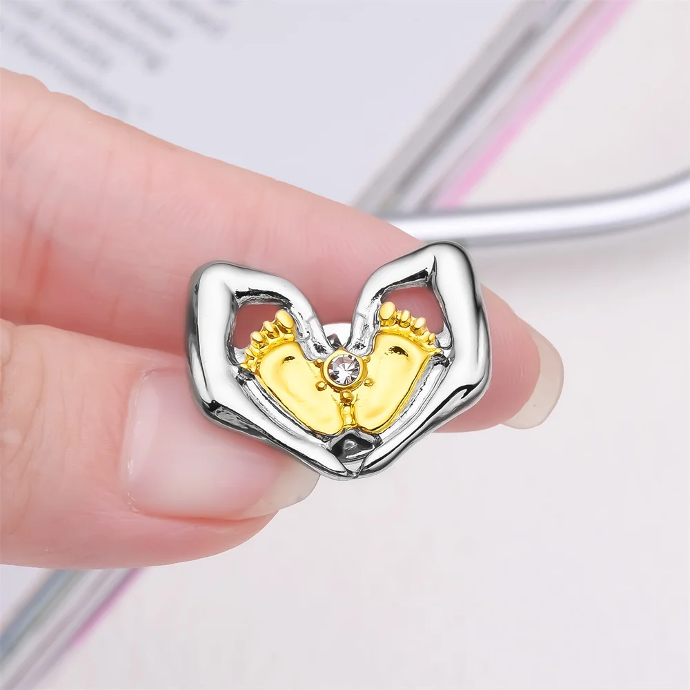 

Baby Feet Metal Pin Exquisite Medical Obstetrics Coat Backpack Lapel Badge Doctor Nurse Brooch Wholesale