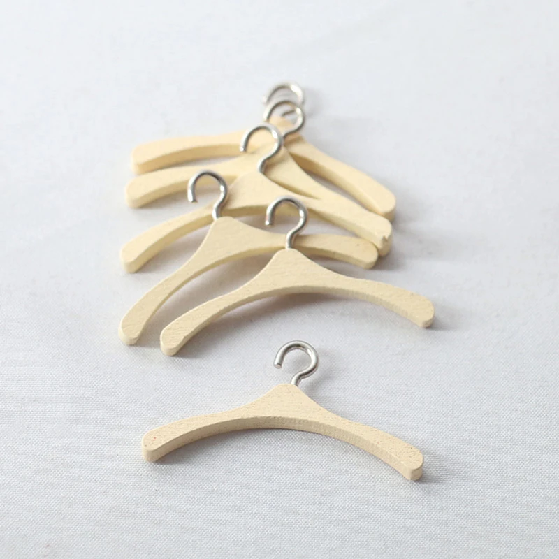 

2/5PCSDoll Accessories Clothing Hanger Doll Clothes Dress Hanger for Wardrobe Bedroom Wood Dollhouse Furniture