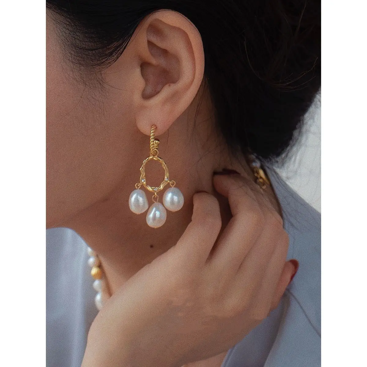 

2022 new retro niche Greek Baroque shaped imitation pearl earrings