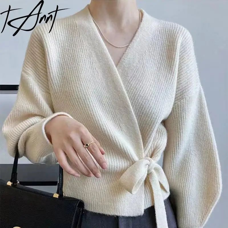 

Женский вязаный кардиган с V-образным вырезом